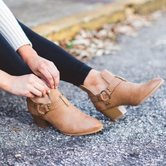 Boutique Shoes - Saddle Burnished Harness Western Ankle Bootie